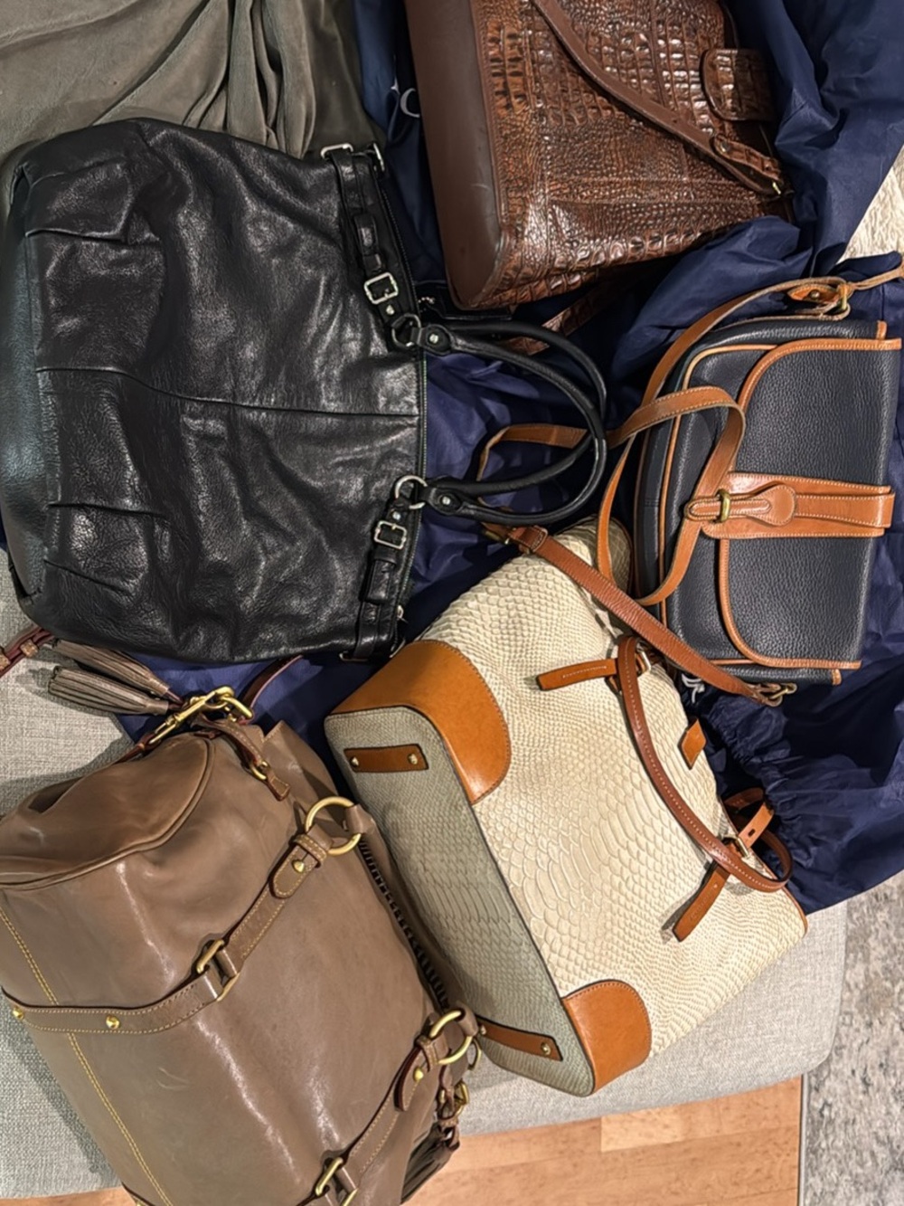 Leather handbag lot: Dooney and Bourke, Coach, Brahmin. - Picture 2 of 13